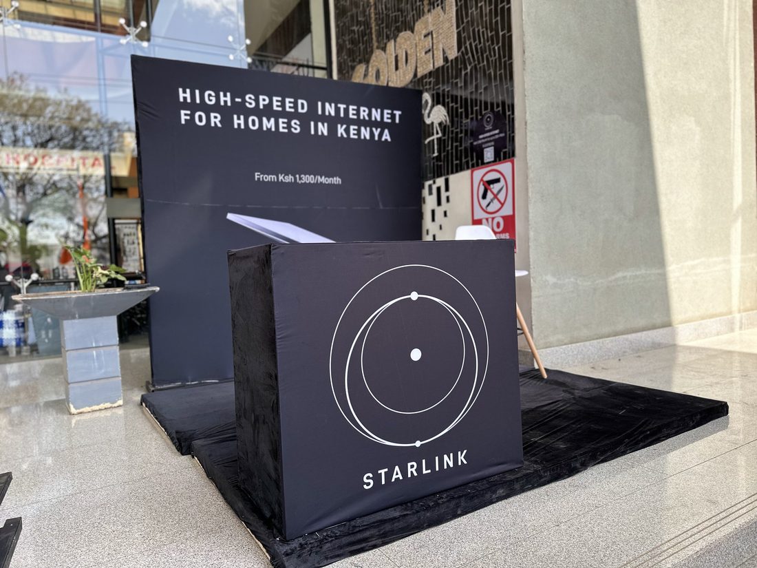 A Starlink product plinth on a dark mat in a shopping centre